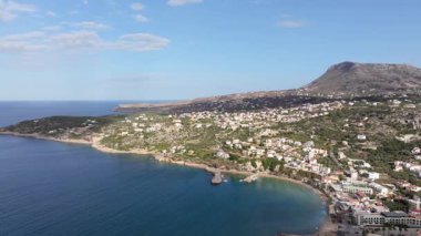 Girit adasındaki gökyüzü manzarası masmavi suyla, Yunanistan, Avrupa, Girit 'in güneyinde güzel, egzotik bir ada, inanılmaz Altın Sahili, adanın en güzel ve en iyi plajları
