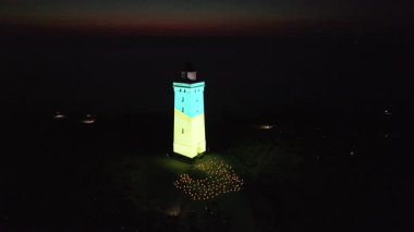 Gece Feneri Rubjerg Knude 'deki deniz fenerinde lazer ışığı gösterisi Danimarka Kuzey Denizi kıyısındaki kum tepeleri klasik tarz Danimarka, Avrupa, Güzel Peyzaj