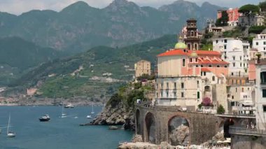 Atrani 'nin Amalfi Sahili' ndeki ünlü sahil köyünün hava manzarası. İtalya 'nın Campania bölgesindeki Salerno ilinin Amalfi kıyısındaki küçük Atrani kasabası. Amalfi kıyısındaki Atrani kasabası, İtalya.