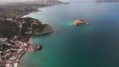 Girit adasındaki gökyüzü manzarası masmavi suyla, Yunanistan, Avrupa, Girit 'in güneyinde güzel, egzotik bir ada, inanılmaz Altın Sahili, adanın en güzel ve en iyi plajları