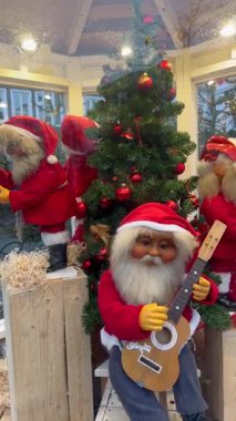 Noel Baba oyuncakları ve Noel ağaçlarını taşıyor Yeni yıl süslemeleri panayırda, Noel süslemeleri