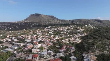 Girit adasındaki gökyüzü manzarası masmavi suyla, Yunanistan, Avrupa, Girit 'in güneyinde güzel, egzotik bir ada, inanılmaz Altın Sahili, adanın en güzel ve en iyi plajları