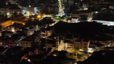 Gece vakti Chania kasabası, İHA çekimi, Girit, Yunanistan, Chania 'nın muhteşem deniz feneri, Güzel Eski Şehir, Yunanistan ve en güzel manzaralı yerleri ile havadan görünüşü - pitoresk eski kasaba manzarası 