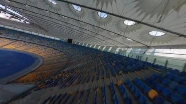FPV uçuşu, Stadyum. Gece gündüz şehir manzarası. Yukarıdan aydınlık stadyuma kadar oyunlar ve taraftarlarla dolu bir manzara. Stadyum, Kiev, Ukrayna, Futbol stadyumu sahası, futbol arka planı, açık hava sporları 