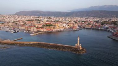 Muhteşem deniz feneri Yunanistan 'la Chania' nın havadan görünüşü. Güzel Eski şehir, Yunanistan ve en güzel manzaralı yerler - eski Chania kentinin manzaralı manzarası. Girit Adası, Panoramik, Seyahat Kavramları