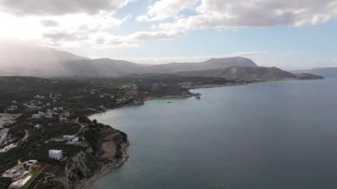 Girit adasındaki gökyüzü manzarası masmavi suyla, Yunanistan, Avrupa, Girit 'in güneyinde güzel, egzotik bir ada, inanılmaz Altın Sahili, adanın en güzel ve en iyi plajları