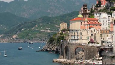 Atrani 'nin Amalfi Sahili' ndeki ünlü sahil köyünün hava manzarası. İtalya 'nın Campania bölgesindeki Salerno ilinin Amalfi kıyısındaki küçük Atrani kasabası. Amalfi kıyısındaki Atrani kasabası, İtalya.