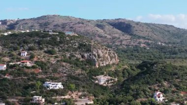 Girit adasındaki gökyüzü manzarası masmavi suyla, Yunanistan, Avrupa, Girit 'in güneyinde güzel, egzotik bir ada, inanılmaz Altın Sahili, adanın en güzel ve en iyi plajları