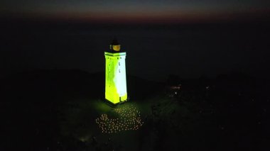 Gece Feneri Rubjerg Knude 'deki deniz fenerinde lazer ışığı gösterisi Danimarka Kuzey Denizi kıyısındaki kum tepeleri klasik tarz Danimarka, Avrupa, Güzel Peyzaj