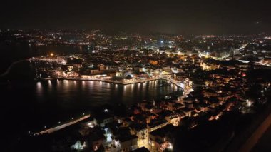 Gece vakti Chania kasabası, İHA çekimi, Girit, Yunanistan, Chania 'nın muhteşem deniz feneri, Güzel Eski Şehir, Yunanistan ve en güzel manzaralı yerleri ile havadan görünüşü - pitoresk eski kasaba manzarası 
