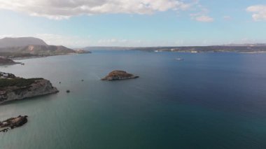 Girit adasındaki gökyüzü manzarası masmavi suyla, Yunanistan, Avrupa, Girit 'in güneyinde güzel, egzotik bir ada, inanılmaz Altın Sahili, adanın en güzel ve en iyi plajları