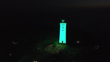 Gece Feneri Rubjerg Knude 'deki deniz fenerinde lazer ışığı gösterisi Danimarka Kuzey Denizi kıyısındaki kum tepeleri klasik tarz Danimarka, Avrupa, Güzel Peyzaj