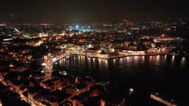 Gece vakti Chania kasabası, İHA çekimi, Girit, Yunanistan, Chania 'nın muhteşem deniz feneri, Güzel Eski Şehir, Yunanistan ve en güzel manzaralı yerleri ile havadan görünüşü - pitoresk eski kasaba manzarası 