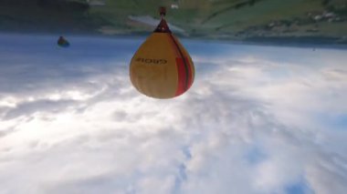 Kyiv, Ukrayna - 05.23.2021: İnsanlarla açık havada sıcak hava balonları. Hava manzaralı arka planda renkli balonlar. Yaz tatili. Sıcak hava balonu sabah uçuyor..