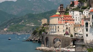 Atrani 'nin Amalfi Sahili' ndeki ünlü sahil köyünün hava manzarası. İtalya 'nın Campania bölgesindeki Salerno ilinin Amalfi kıyısındaki küçük Atrani kasabası. Amalfi kıyısındaki Atrani kasabası, İtalya.