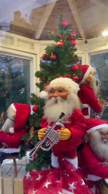 Noel Baba oyuncakları ve Noel ağaçlarını taşıyor Yeni yıl süslemeleri panayırda, Noel süslemeleri