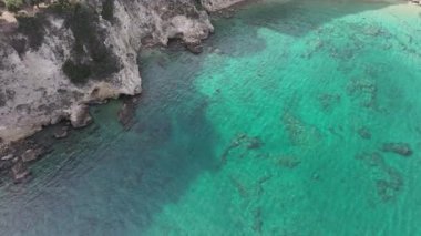 Girit adasındaki gökyüzü manzarası masmavi suyla, Yunanistan, Avrupa, Girit 'in güneyinde güzel, egzotik bir ada, inanılmaz Altın Sahili, adanın en güzel ve en iyi plajları