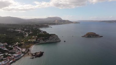 Girit adasındaki gökyüzü manzarası masmavi suyla, Yunanistan, Avrupa, Girit 'in güneyinde güzel, egzotik bir ada, inanılmaz Altın Sahili, adanın en güzel ve en iyi plajları