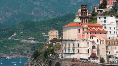 Atrani 'nin Amalfi Sahili' ndeki ünlü sahil köyünün hava manzarası. İtalya 'nın Campania bölgesindeki Salerno ilinin Amalfi kıyısındaki küçük Atrani kasabası. Amalfi kıyısındaki Atrani kasabası, İtalya.