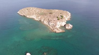 Girit adasındaki gökyüzü manzarası masmavi suyla, Yunanistan, Avrupa, Girit 'in güneyinde güzel, egzotik bir ada, inanılmaz Altın Sahili, adanın en güzel ve en iyi plajları