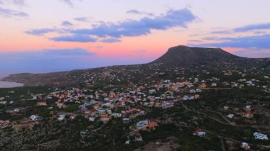 Girit adasındaki gökyüzü manzarası masmavi suyla, Yunanistan, Avrupa, Girit 'in güneyinde güzel, egzotik bir ada, inanılmaz Altın Sahili, adanın en güzel ve en iyi plajları