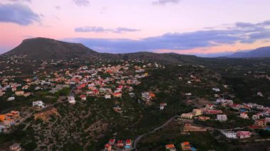 Girit adasındaki gökyüzü manzarası masmavi suyla, Yunanistan, Avrupa, Girit 'in güneyinde güzel, egzotik bir ada, inanılmaz Altın Sahili, adanın en güzel ve en iyi plajları