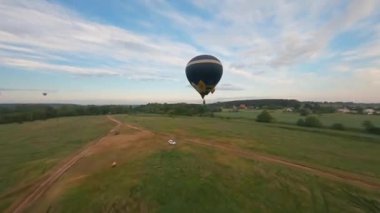 Kyiv, Ukrayna - 05.23.2021: İnsanlarla açık havada sıcak hava balonları. Hava manzaralı arka planda renkli balonlar. Yaz tatili. Sıcak hava balonu sabah uçuyor..