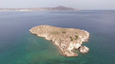 Girit adasındaki gökyüzü manzarası masmavi suyla, Yunanistan, Avrupa, Girit 'in güneyinde güzel, egzotik bir ada, inanılmaz Altın Sahili, adanın en güzel ve en iyi plajları