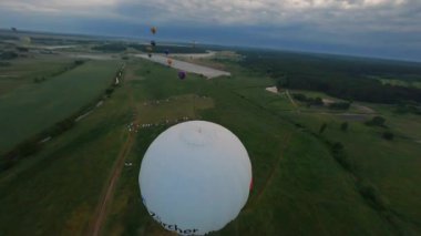 Kyiv, Ukrayna - 05.23.2021: İnsanlarla açık havada sıcak hava balonları. Hava manzaralı arka planda renkli balonlar. Yaz tatili. Sıcak hava balonu sabah uçuyor..