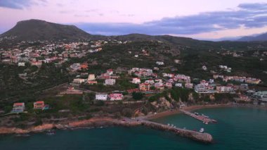 Girit adasındaki gökyüzü manzarası masmavi suyla, Yunanistan, Avrupa, Girit 'in güneyinde güzel, egzotik bir ada, inanılmaz Altın Sahili, adanın en güzel ve en iyi plajları