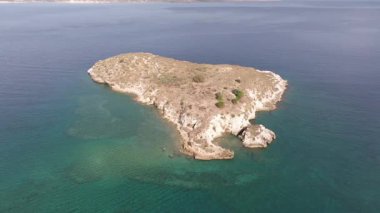 Girit adasındaki gökyüzü manzarası masmavi suyla, Yunanistan, Avrupa, Girit 'in güneyinde güzel, egzotik bir ada, inanılmaz Altın Sahili, adanın en güzel ve en iyi plajları