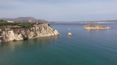 Girit adasındaki gökyüzü manzarası masmavi suyla, Yunanistan, Avrupa, Girit 'in güneyinde güzel, egzotik bir ada, inanılmaz Altın Sahili, adanın en güzel ve en iyi plajları