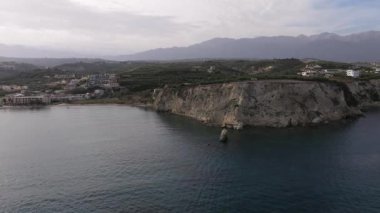 Girit adasındaki gökyüzü manzarası masmavi suyla, Yunanistan, Avrupa, Girit 'in güneyinde güzel, egzotik bir ada, inanılmaz Altın Sahili, adanın en güzel ve en iyi plajları
