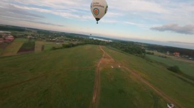 Kyiv, Ukrayna - 05.23.2021: İnsanlarla açık havada sıcak hava balonları. Hava manzaralı arka planda renkli balonlar. Yaz tatili. Sıcak hava balonu sabah uçuyor..
