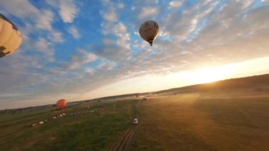 Kyiv, Ukrayna - 05.23.2021: İnsanlarla açık havada sıcak hava balonları. Hava manzaralı arka planda renkli balonlar. Yaz tatili. Sıcak hava balonu sabah uçuyor..