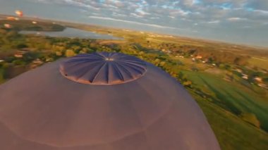 Kyiv, Ukrayna - 05.23.2021: İnsanlarla açık havada sıcak hava balonları. Hava manzaralı arka planda renkli balonlar. Yaz tatili. Sıcak hava balonu sabah uçuyor..