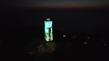 Skagen, Danimarka - 3 Ağustos 2024: Gece Feneri Rubjerg Knude 'deki deniz fenerinde lazer ışığı gösterisi ve Danimarka Kuzey Denizi kıyılarında kum tepeleri, klasik tarz, Danimarka, Avrupa, Güzel Peyzaj