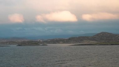 Norveç 'te gezinti. Bottan fiyordun manzarası, tekneden dağların manzarası, şelaleler, yolcu gemileri ve hassas tekneler turistleri gemiden kıyıya taşıyan mavi gökyüzü ile güzel bir günde