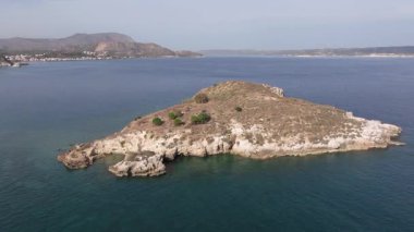 Girit adasındaki gökyüzü manzarası masmavi suyla, Yunanistan, Avrupa, Girit 'in güneyinde güzel, egzotik bir ada, inanılmaz Altın Sahili, adanın en güzel ve en iyi plajları