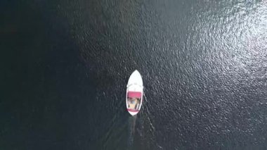 Çerçeveden geçen teknenin kuş bakışı görüntüsü, denizde yat, motorlu deniz manzarası.