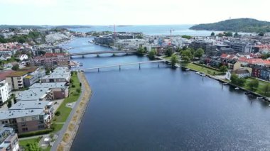 Sonbaharda Kristiansand, Norveç 'teki binaların hava manzarası.. 