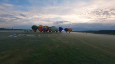 Kyiv, Ukrayna - 05.23.2021: İnsanlarla açık havada sıcak hava balonları. Hava manzaralı arka planda renkli balonlar. Yaz tatili. Sıcak hava balonu sabah uçuyor..