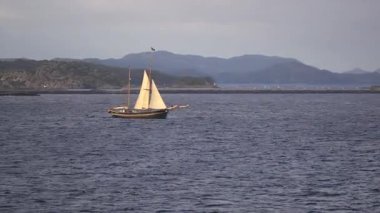  Hjelmeland, Rogaland, Norveç - 08 26 2022: Norveç. İnanılmaz Manzaralı Manzara. Norveç 'in ünlü doğal dönüm noktasında yüzen gemi ya da feribot gemisi ve Popüler İstikamet Yaz Gününde. Karlı Lyngen 