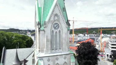 Sonbaharda Kristiansand, Norveç 'teki binaların hava manzarası.. 