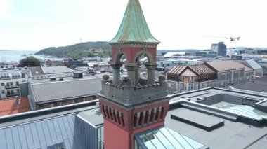 Sonbaharda Kristiansand, Norveç 'teki binaların hava manzarası.. 