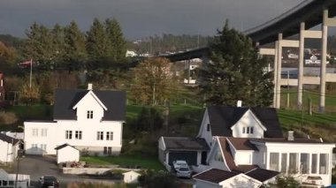 Norveç 'te gezinti. Bottan fiyordun manzarası, tekneden dağların manzarası, şelaleler, yolcu gemileri ve hassas tekneler turistleri gemiden kıyıya taşıyan mavi gökyüzü ile güzel bir günde