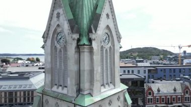 Sonbaharda Kristiansand, Norveç 'teki binaların hava manzarası.. 