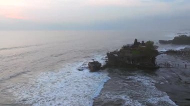 Tanah Lot, Ubud 'da Altın Saat: Bali Günbatımı Cenneti, Tanah Lot' un hava manzarası Bali, Endonezya 'daki ünlü Hindu tapınağı, Endonezya, Bali' deki Tanah Lot tapınağının panoramik manzarası, 