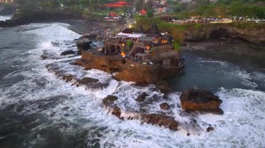 Tanah Lot, Ubud 'da Altın Saat: Bali Günbatımı Cenneti, Tanah Lot' un hava manzarası Bali, Endonezya 'daki ünlü Hindu tapınağı, Endonezya, Bali' deki Tanah Lot tapınağının panoramik manzarası, 