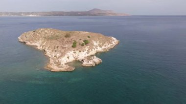 Girit adasındaki gökyüzü manzarası masmavi suyla, Yunanistan, Avrupa, Girit 'in güneyinde güzel, egzotik bir ada, inanılmaz Altın Sahili, adanın en güzel ve en iyi plajları